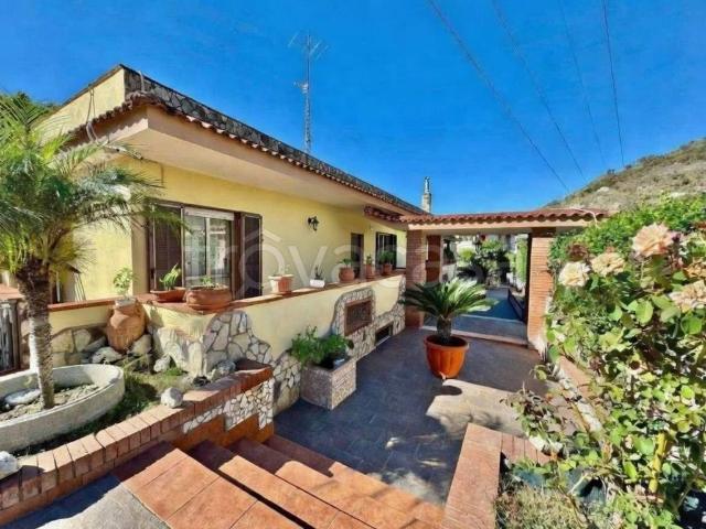 Villa in in affitto da privato a Pozzuoli via Dino Campana, 34, giardino privato, posto auto, box TrovaCasa