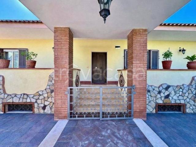 Villa in in affitto da privato a Pozzuoli via Dino Campana, 34, giardino privato, posto auto, box TrovaCasa