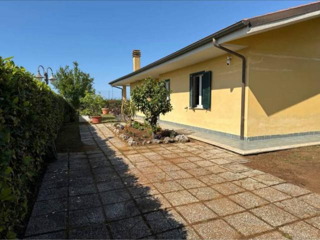 Villa in in affitto da privato a Sabaudia via Tevere, 7, giardino privato, da privato TrovaCasa
