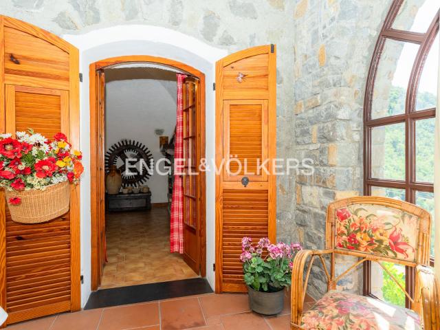 Villa in pietra con ampi terrazzi e giardino privato 415m² Castelbianco