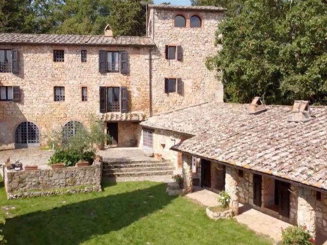 Villa in pietra con due dependence, una capanna e 100 ettari. 1075m² Monteriggioni