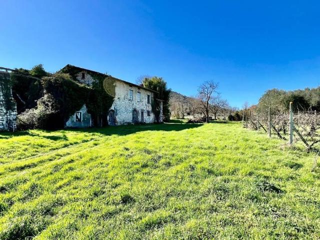 Villa in posizione esclusiva da ristrutturare in vendita a L. 600m² Lucca