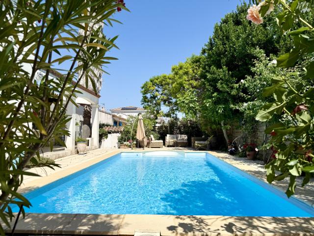 Villa indépendante de plain pied avec 5 chambres et piscine