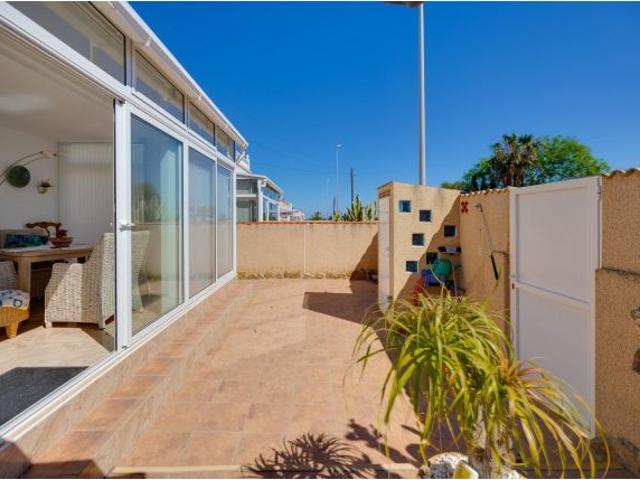 VILLA INDEPENDIENTE CON VISTAS AL MAR, PARCELA SOLEADA Y GRAN POTENCIAL
