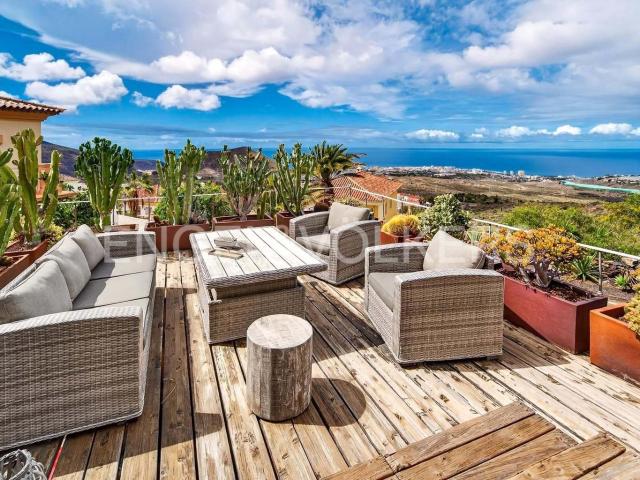 Villa independiente con apartamento adicional en Chayofa 305m² Chayofa