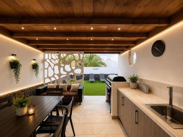 Villa independiente con piscina climatizada y cubierta, estudio independiente y gran parcela en Montaña Roja