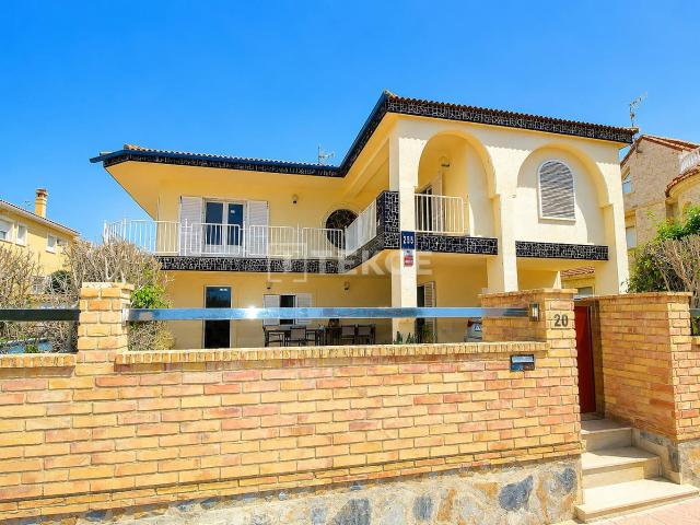 Villa Independiente con Piscina Junto a la Playa en La Zenia