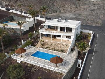 Villa independiente con piscina privada, grandes terrazas y vistas al océano en Giniginámar – 400 m²