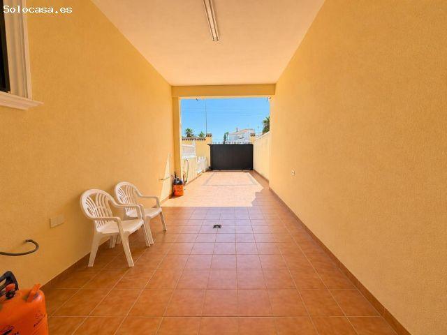 Villa independiente con piscina privada y 6 dormitorios junto a la Laguna Rosa de Torrevieja