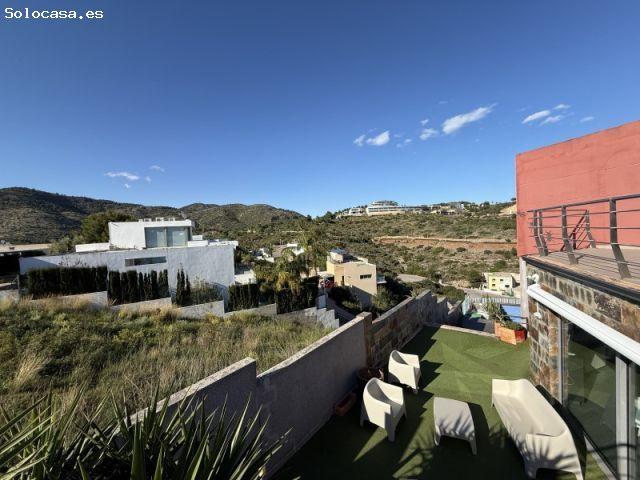 Villa independiente con piscina y gran potencial en urbanización exclusiva cerca