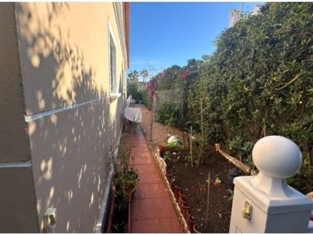 Villa independiente de estilo mediterráneo, situada a solo 180 metros de la