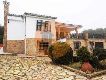 Villa independiente de 4 dormitorios con piscina con parcela de 2.500m2