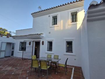 Villa independiente en venta cerca del centro de Estepona –. 265m² Estepona