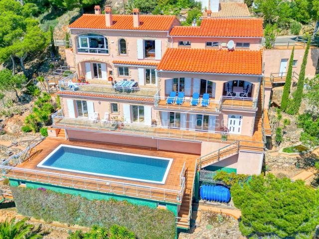 Villa independiente en venta en Sa Tuna, Begur, con piscina. 539m² Begur
