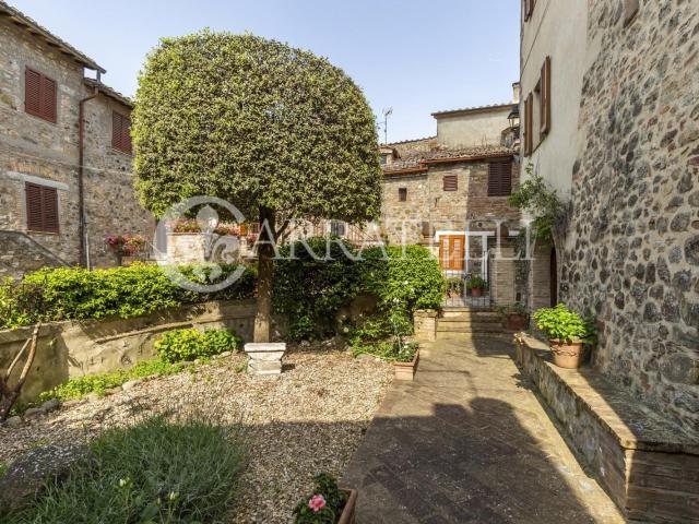 Villa indipendente in stile toscano di circa 300 mq ristrutt. 289m² Radicofani