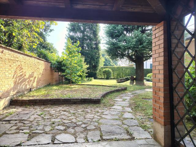 Villa indipendente su due piani con doppio garage, ripostigl. 486m² Meda