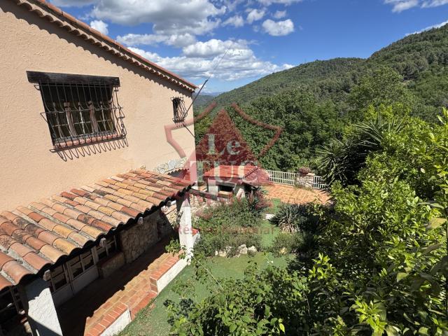 Bar sur loup, villa individuelle comprenant deux grands appartements piscine