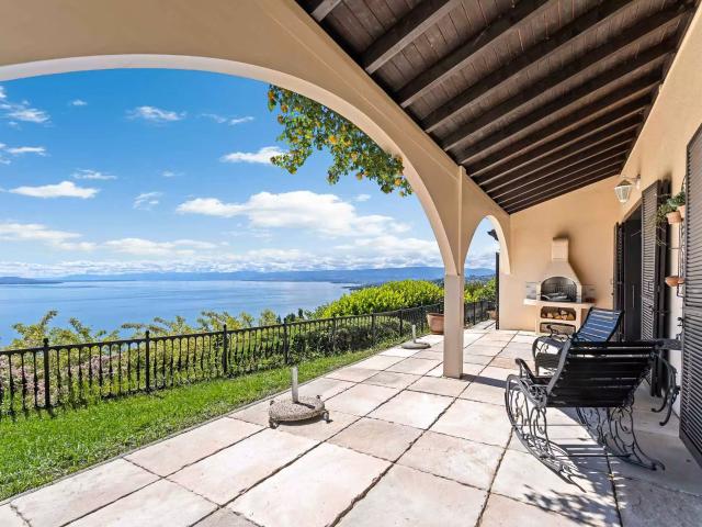 Villa individuelle avec piscine et vue panoramique sur le lac