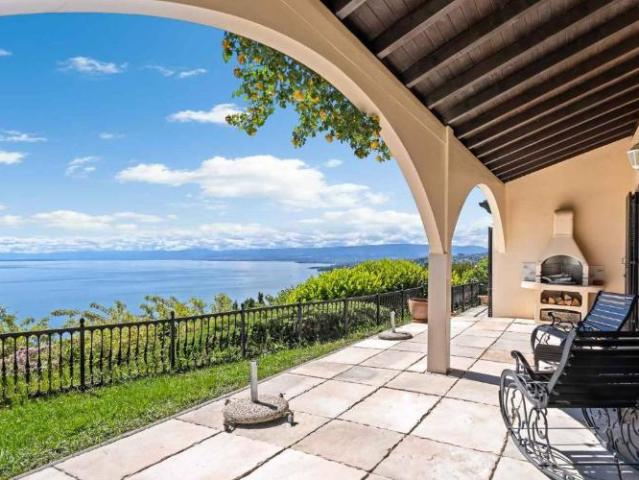 Villa individuelle avec piscine et vue panoramique sur le lac