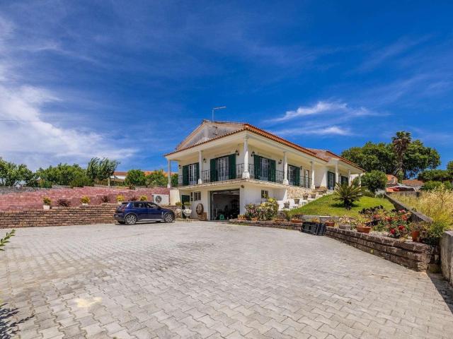 Villa isolada com 4 quartos, cuja totalidade da habitação 327m² A Dos Francos