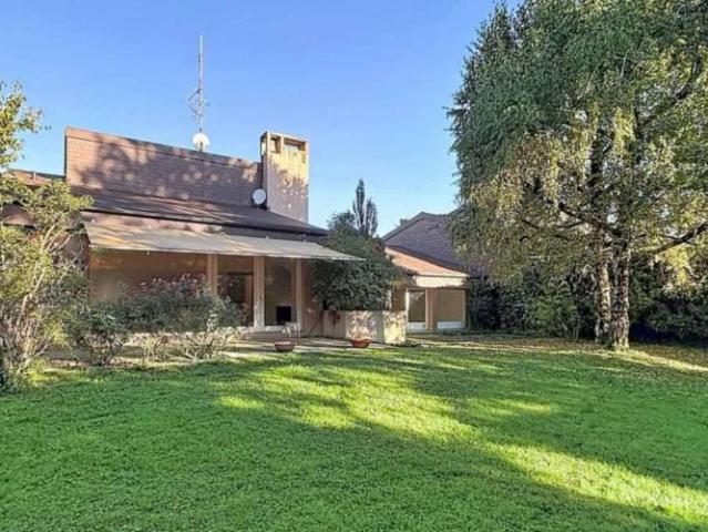 Villa jumelle de 9 pièces avec jardin clos à Thônex