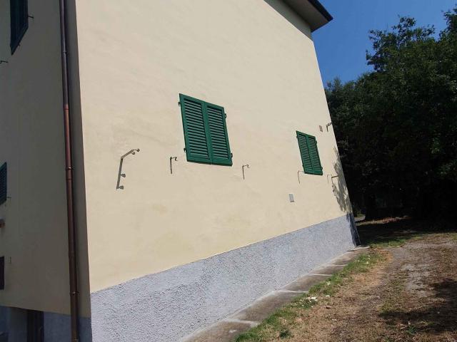 Villa libera su 4 lati con 2 appartamenti e manufatti 430m² Certaldo