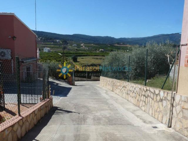 villa, lista para entrar a vivir, situada a 1 km de La Font d’en Carròs y a 10 km de la playa