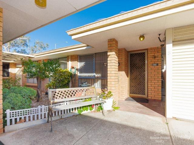 VILLA LIVING IN A QUIET, WELL KEPT COMPLEX, OPPOSITE SHADWELL RESERVE