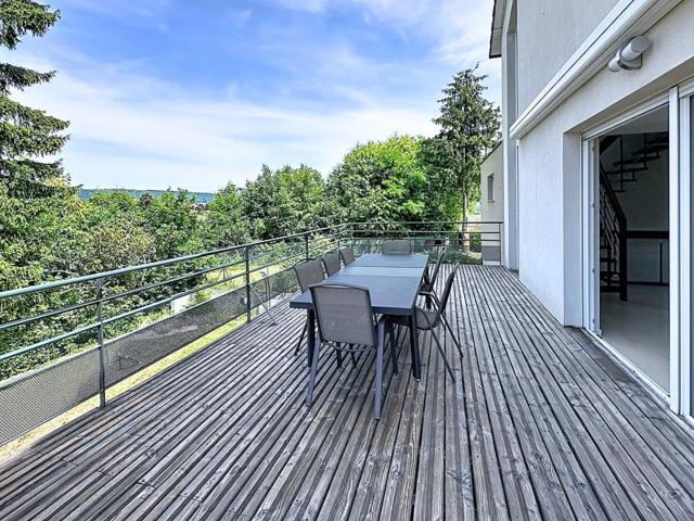Villa lumineuse avec jardin et piscine