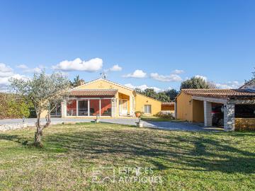 Villa lumineuse avec multiples espaces extérieurs en coeur de village