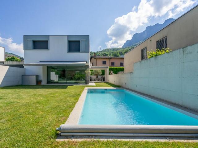 VILLA LUGANESE VILLA MINERGIE CON PISCINA RISCALDATA E GIARDINO PRIVATO