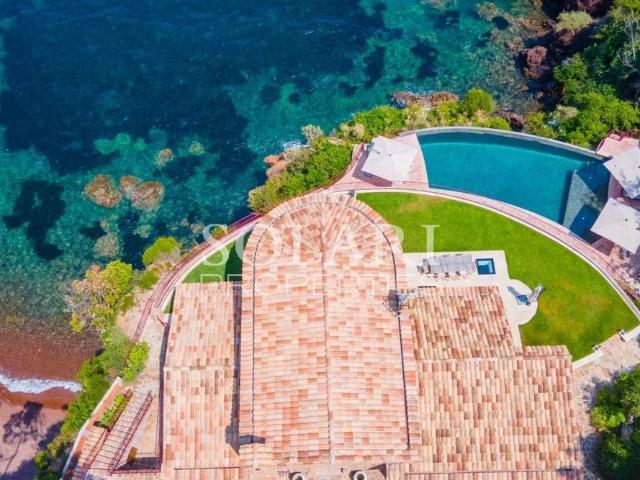 Villa luxueuse pied dans l'eau avec accès plage privée, salle de sport & sauna à Théoule sur Mer
