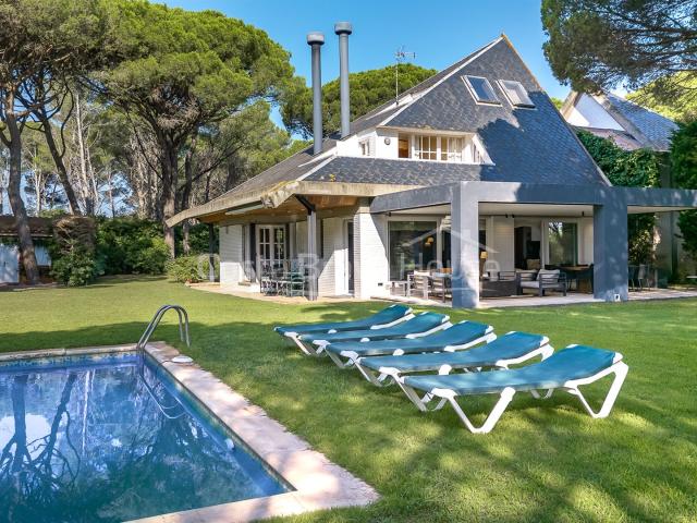 Villa mediterránea con jardín y piscina en venta en Pals, ce. 417m² Els Masos de Pals