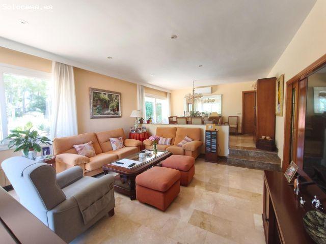 Villa mediterránea con piscina y vistas al mar en Cas Català