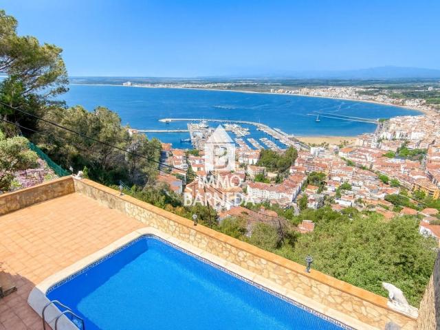 Villa mediterránea con vistas impresionantes y gran terreno 325m² Roses