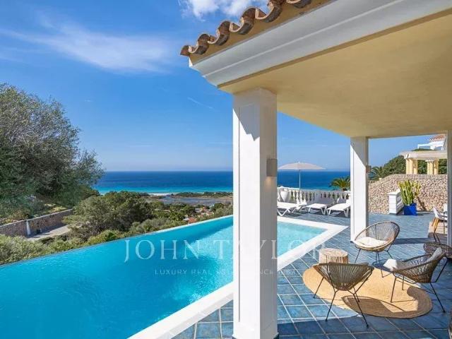 Villa mediterránea con vistas panorámicas al mar y piscina infinity en Son Bou