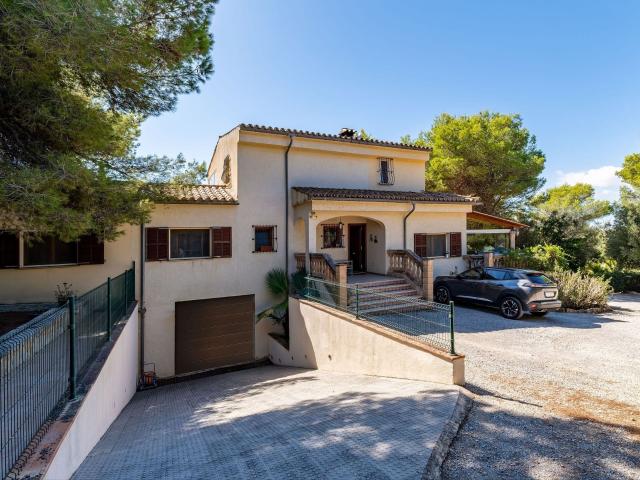 Villa Mediterránea Cautivadora con Piscina y Jardines en Alc. 332m² Alcudia