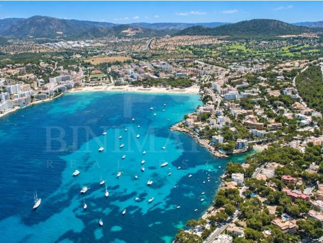 Villa mediterránea de una sola planta con gran piscina, a 50 metros del mar en Santa Ponça