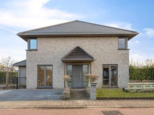 Villa met 3 slaapkamers, bureau, garage en afgesloten tui.