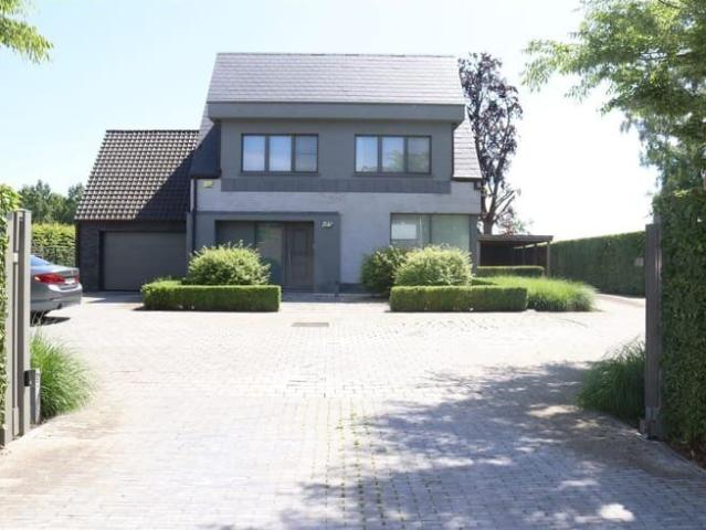 Villa met 3 slaapkamers, garages en tuin