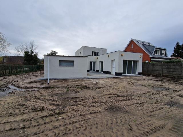 Villa met 3 slaapkamers+ensuite badkamer op 2205m2, lage EPC