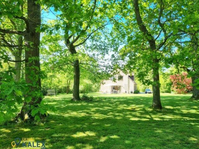Villa met 4 slaapkamers, een grote tuin en een garage