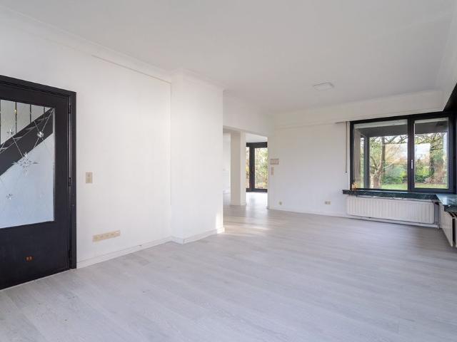 Villa met grote tuin, magazijn én weiland