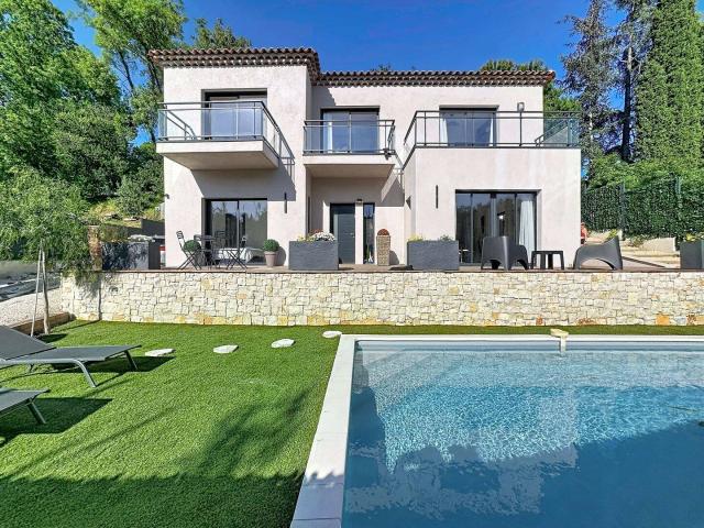 Villa meublée de standing à Saint‑Paul‑de‑Vence Bail mobilité durée 1 à 9 mois /a high‑end furnished villa short term stays, relocation