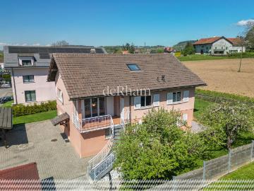 Villa mit 2 Wohnungen Mit grossem Potenzial, wunderschöner Garten