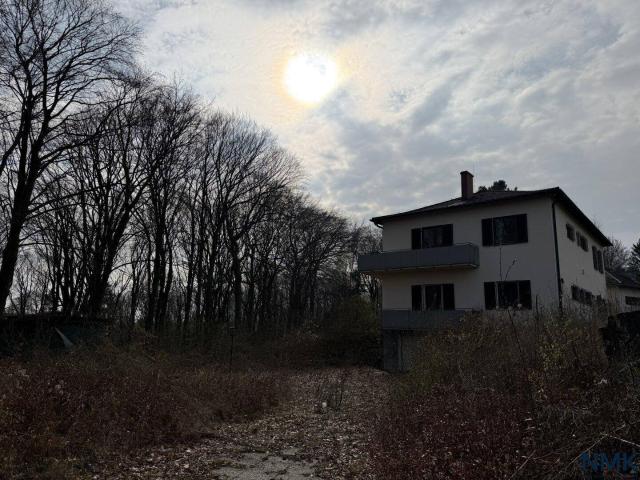 Villa mit 4.445 m² Grundstück, privatem Wald & außergewöhnlichem Potenzial