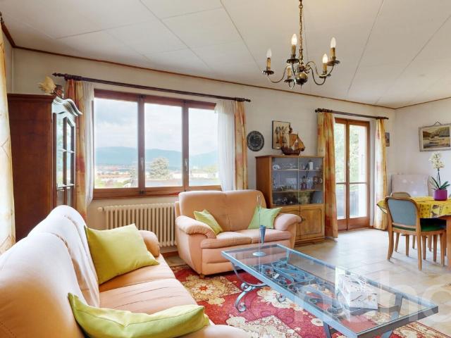 Villa mit 4,5 Zimmern und Blick auf die Jura und großem Garten