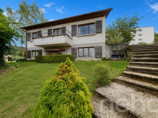 Villa mit 4,5 Zimmern und Blick auf die Jura und großem Garten
