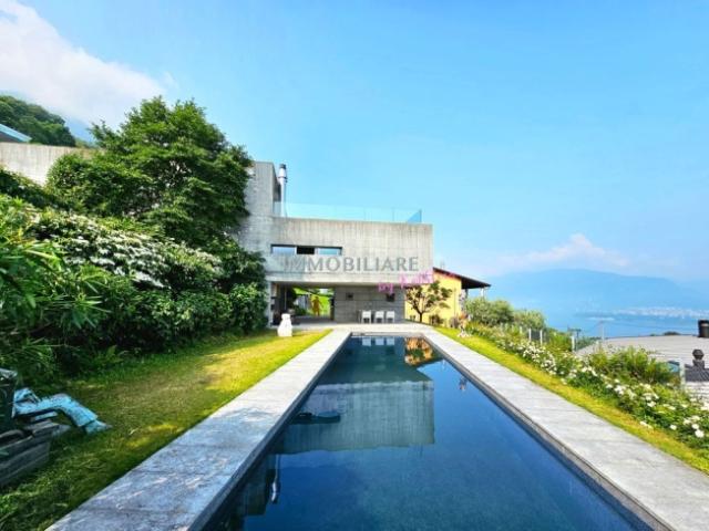 Villa mit berauschendem Panoramaseeblick und nachhaltiger Ausstattung | Architectural Villa with Exposed Concrete, Panoramic Lake Views & Sustainable Features | Villa con spettacolare vista panoramica