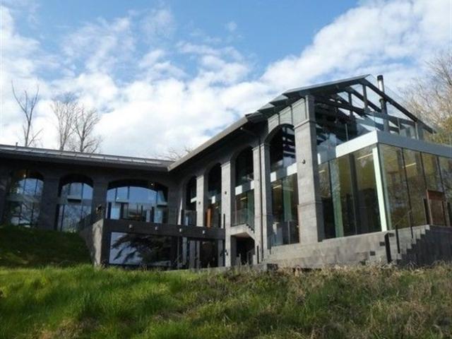 Villa mit Garage und Garten